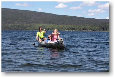 katrin, mathias und daniel im kanu auf dem bowron lake, CAN