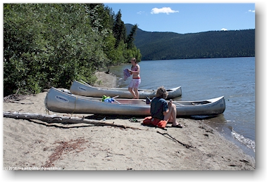 mittagsrast auf sandbank am bowron lake, CAN