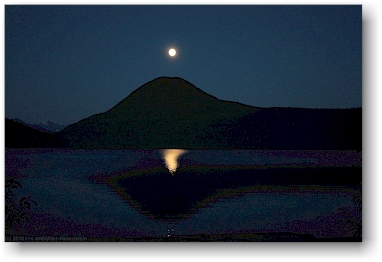 vollmond ber dem bowron lake, CAN