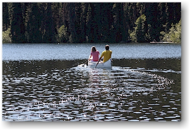 das kanu der kinder hinterlsst eine glitzernde spur im kibbee lake