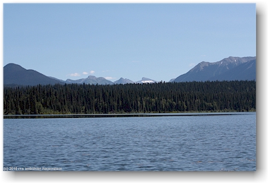 blick vom kibbee lake auf die cariboo mountains