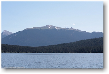 blick vom kibbee lake auf die cariboo mountains
