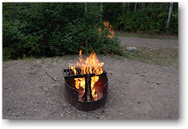 feuer im grill im tyhee lake provincial park bei smithers, CAN