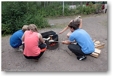 "schlangenbrot" backen im tyhee lake provincial park bei smithers, CAN