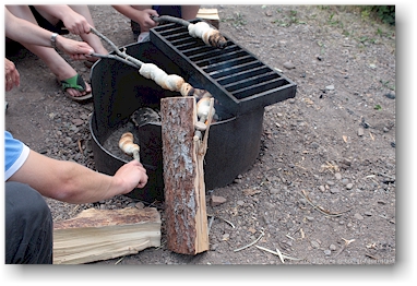 "schlangenbrot" backen im tyhee lake provincial park bei smithers, CAN