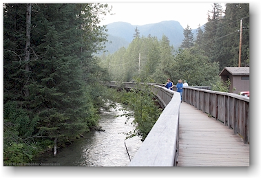 steg zwischen parkplatz und eingang zur fish creek wildlife site in hyder, alaska, USA