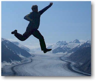 daniel schwebt ber dem salmon glacier in steward, CAN