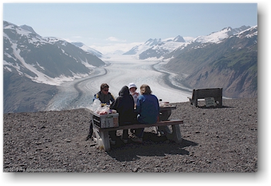 picknick-tisch mit der schnsten aussicht der welt - hoch ber dem salmon glacier in steward, CAN
