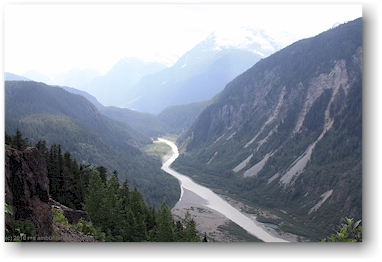 blick von der granduc mill road auf das tal mit dem salmon river bei steward, CAN