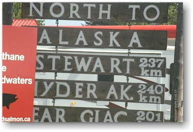 strassenschild mit distanzangaben