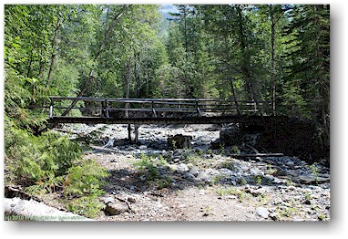der berg lake trail berquert einen kleinen zufluss zum kinney lake im mount robson provincial park, CAN