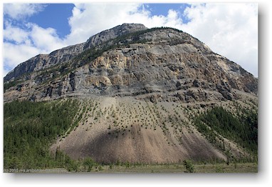 mchtige felswand entlang des berg lake trail im mount robson provincial park, CAN