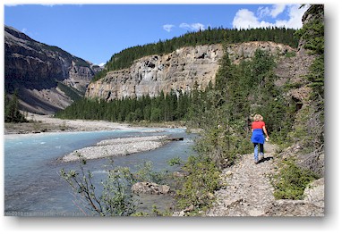 susanne auf dem berg lake trail entlang des robson river im mount robson provincial park, CAN