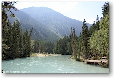 der robson river verlsst den kinney lake an dessen sdstlichem ende im mount robson provincial park, CAN