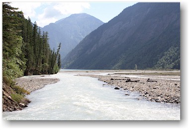 der robson river fliesst in das nordwestliche ende des kinney lake im mount robson provincial park, CAN