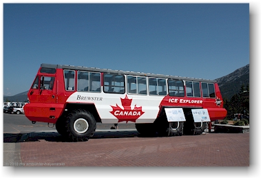 ice explorer wie sie auf dem athabasca glacier unterwegs sind auf dem parkplatz in banff, CAN