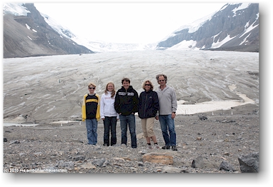 die ambis am fuss des athabasca glacier im jasper national park, CAN