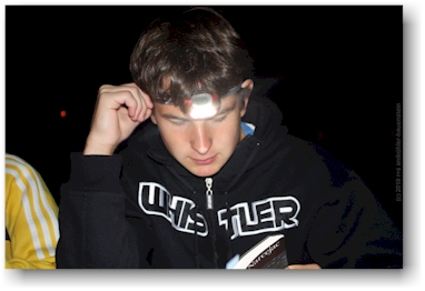 daniel mit stirnlampe beim lesen auf dem tunnel mountain village 1 campingplatz bei banff, CAN