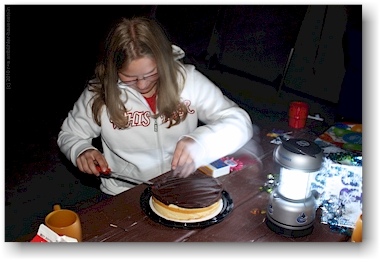 katrin schneidet den kuchen an auf dem tunnel mountain village 1 campingplatz bei banff, CAN