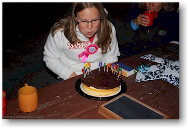 katrin blst die kerzen aus auf dem tunnel mountain village 1 campingplatz bei banff, CAN