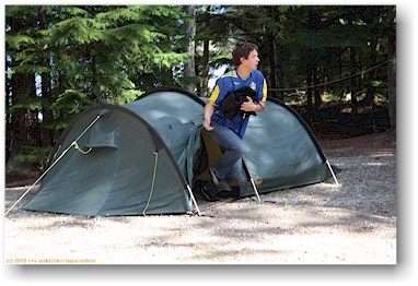 daniel strmt aus dem zelt im mc donald creek provincial park, CAN