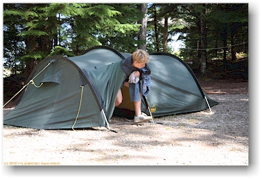 mathias strmt aus dem zelt im mc donald creek provincial park, CAN