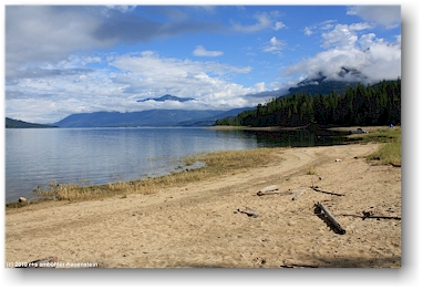 sandstrand am upper arrow lake im mc donald creek provincial park, CAN - blick richtung norden