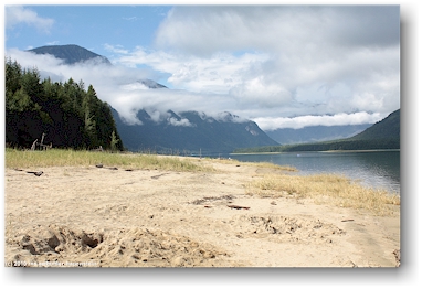 sandstrand am upper arrow lake im mc donald creek provincial park, CAN - blick richtung sden