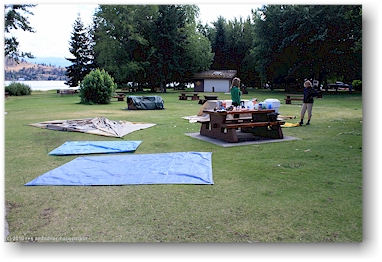 zelte trocknen im bear creek provincial park bei kelowna, CAN