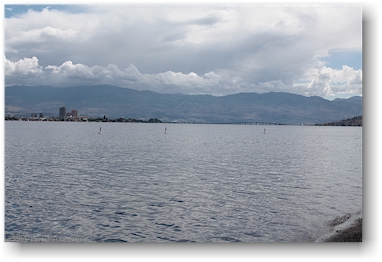 blick vom bear creek provincial park auf die stadt kelowna am okanagan lake, CAN