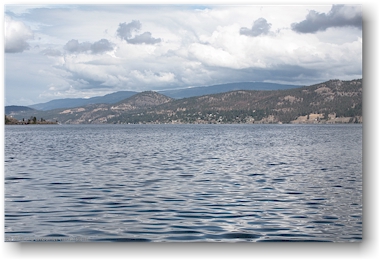 blick vom bear creek provincial park auf das gegenberliegende ufer des okanagan lake bei kelowna, CAN