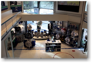 blick aus dem ersten stock auf die riesige auswahl an fan-artikel im canucks shop, vancouver, CAN