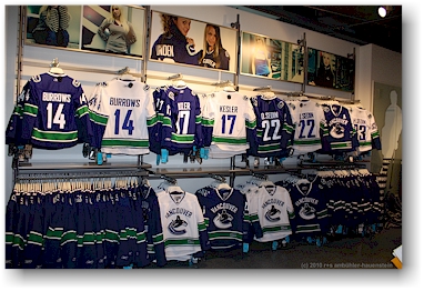 ein spieler-leibchen im canucks shop, vancouver kostet CAD 419.99 plus tax !