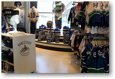 riesige auswahl an fan-artikel im canucks shop, vancouver, CAN
