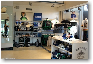 riesige auswahl an fan-artikel im canucks shop, vancouver, CAN