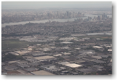 anflug auf den flughafen newark bei new york, USA