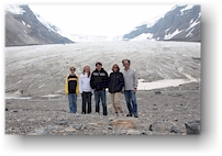 die ambis vor dem athabasca glacier im jasper nationalpark