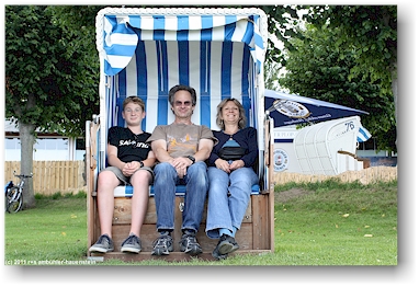 mathias, reto und susanne im strandkorb