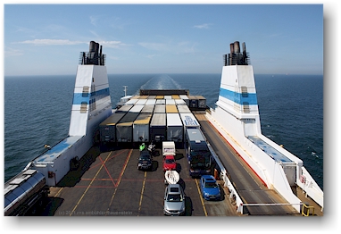 fahrzeuge auf dem offenen deck der faehre finnmaid