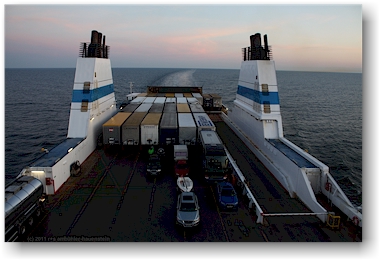 fahrzeuge auf dem offenen deck der faehre finnmaid beim eindunkeln