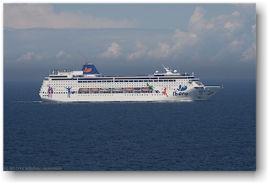 wir ueberholen das passagierschiff libero cruceros