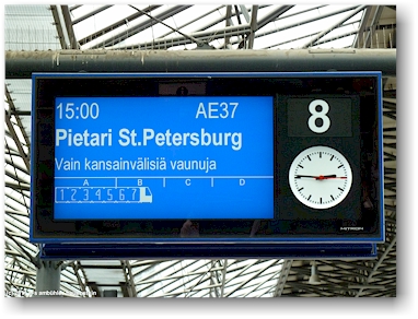 abfahrtsanzeige am gleis im hauptbahnhof rautieasema in helsinki, FI