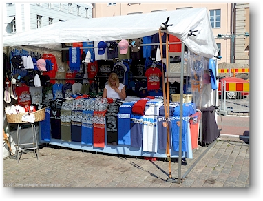 t-shirt-stand am markt beim hafen von helsinki, FI