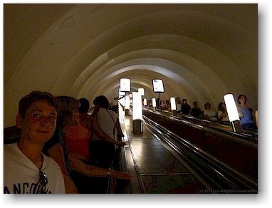 rolltreppe zur metro beim finnland-bahnhof in sankt petersburg, RU