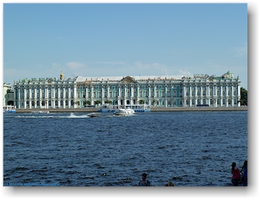 blick von der peter-paul-festung auf der insel zayachii ostrov auf den winterpalast (zimniy dvorets) in sankt petersburg, RU