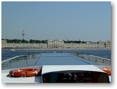 blick auf das noerdliche ufer der newa (neva) in sankt petersburg, RU