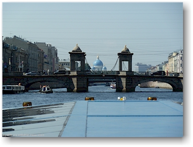 bruecke des moskovskiy prospekt mit dreifaltigkeitskathedrale im hintergrund in sankt petersburg, RU