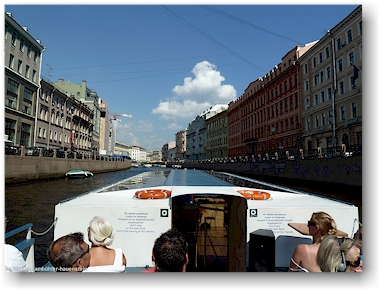 hausfassaden entlang des moyka-kanal in sankt petersburg, RU