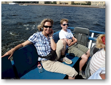 susanne und mathias auf dem boot waehrend der stadtrundfahrt in sankt petersburg, RU