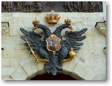 zweikoepfiger adler am peterstor (petrovskiye vorota) in der peter-paul-festung (petropavlovskaya krepost) auf der insel zayachii ostrov in sankt petersburg, RU